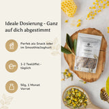 Eine Hand hält die Verpackung des Golden Elements Bienenbrots vor einem grünen Naturhintergrund. Dosierungstipps: 1–2 TL täglich, ideal als Snack oder für Smoothies.